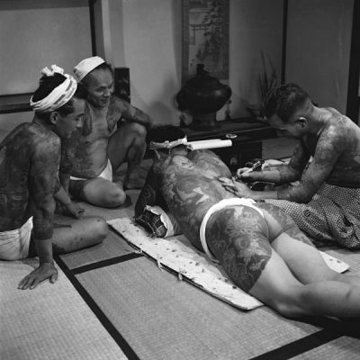 Le tatoueur de Tokyo Horigorō II et des clients portant des tatouages japonais, ca. 1960, Tokyo ©Akimitsu Takagi