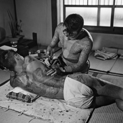 Tokyo tattoo artists Horigorō II and a client wearing a Japanese tattoo inspired by ukiyo-e artist Yoshitoshi, ca. 1960, Tokyo ©Akimitsu Takagi