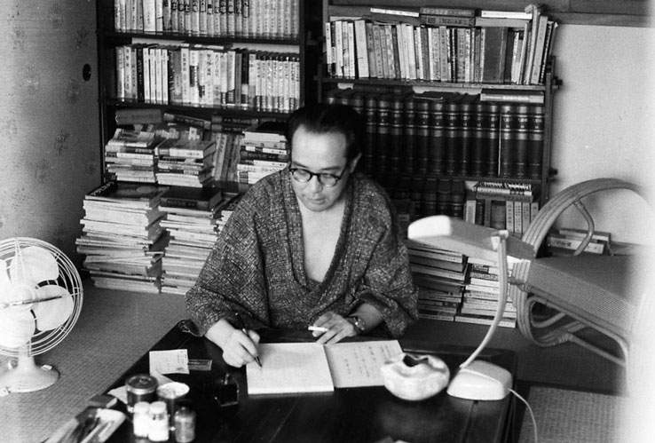 Le tattoo writer, l'écrivain japonais Akimitsu Takagi chez lui à Tokyo, ca.1955
