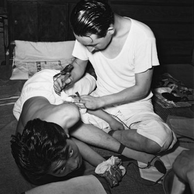 Le tatoueur japonais de Tokyo Horigorō III travaillant à l'aide d'une machine à tatouer électrique, ca. 1960, Tokyo ©Akimitsu Takagi